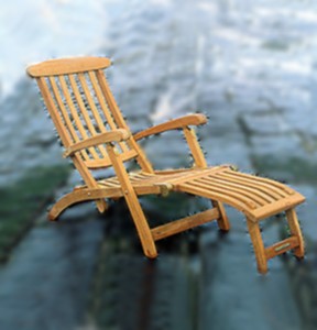 VICTORIA TEAK Royal Botania Chaise-longue tipo 'nave' in teak di prima scelta con accessori in ottone.
Pieghevole.  
Il prezzo è escluso di cuscineria